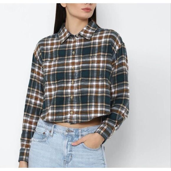 American Eagle Outfitters Tops - American Eagle Cozy Cabin flannel plaid cropped button down m